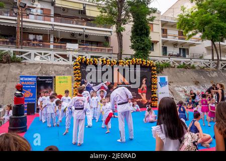 TAE kwon Do e dimostrazione di ginnastica ritmica durante un festival Foto Stock