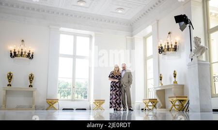 L'AIA - Paesi Bassi, 2022-06-24 14:03:49 L'AIA - Principessa Amalia e Re Willem-Alexander durante la sessione fotografica della famiglia reale al Palazzo Noordeinde. D'ora in poi, le sessioni fotografiche non si svolgono più esclusivamente prima che la famiglia reale vada in vacanza, ma in momenti in cui tutta la famiglia può essere presente. ANP SEM VAN DER WAL uscita paesi bassi - uscita belgio Foto Stock