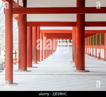 Nara, Giappone - 5 gennaio 2020. Legno d'organza rossa e bianco nel Tempio Todai-ji a Nara. Questo tempio è famoso per la sua statua gigante di Buddha e una popolare destinazione turistica. Foto Stock