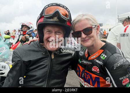 Goodwood, West Sussex, Regno Unito 24th giugno 2022. Sammy Miller e Maria Costello la donna più veloce sul corso Isola di Man TT al Goodwood Festival of Speed – ‘The Innovators – masterminds of Motorsport’, a Goodwood, West Sussex, Regno Unito. © Malcolm Greig/Alamy Live News Foto Stock