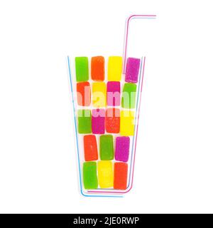 Vivace cocktail party shake flat-lay fatto di dolci cubetti di gelatina e cannucce da bere isolato su sfondo bianco. Foto Stock