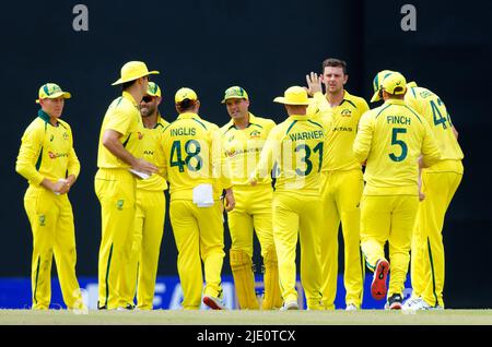 Colombo, Sri Lanka. 24th giugno 2022. Josh Hazlewood dell'Australia festeggia con i compagni di squadra dopo aver preso il Pathum Nissanka Silva dello Sri Lanka durante l'ultimo incontro internazionale di un giorno (ODI) tra Sri Lanka e Australia al R. Premadasa International Cricket Stadium di Colombo il 24th giugno 2022. Viraj Kothalwala/Alamy Live News Foto Stock