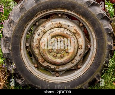 Primo piano di una ruota e di uno pneumatico su un trattore vintage. Foto Stock