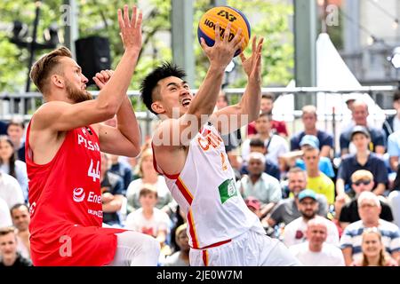 Anversa, Belgio. 24th giugno 2022. Il Rduch Szymon della Polonia e l'Hanyu Guo della Cina sono raffigurati durante una partita di basket 3x3 tra Polonia e Cina, nella fase di qualificazione maschile, alla Coppa del mondo FIBA 2022, venerdì 24 giugno 2022, ad Anversa. La FIBA 3x3 Basket World Cup 2022 si svolge dal 21 al 26 giugno ad Anversa. BELGA PHOTO DIRK WAEM Credit: Belga News Agency/Alamy Live News Foto Stock