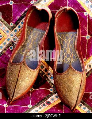 Calzature antiche, calzature antiche, pantofole indiane in pelle rossa con decorazioni in filo d'oro e punta ricurva verso l'alto, circa 1920. Foto Stock