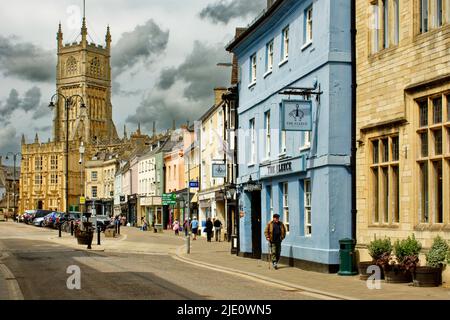 CIRENCESTER GLOUCESTERSHIRE INGHILTERRA GUARDANDO SU DYER STREET, ACCANTO AI NEGOZI VERSO LA CHIESA E MERCATO Foto Stock