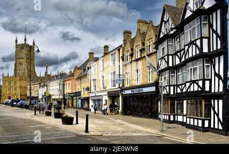 CIRENCESTER GLOUCESTERSHIRE INGHILTERRA GUARDANDO SU DYER STREET VERSO LA CHIESA E MERCATO Foto Stock