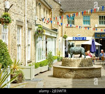 CIRENCESTER GLOUCESTERSHIRE INGHILTERRA LA STATUA RAM NEL WOOLMARKET Foto Stock