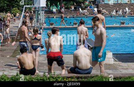 Amburgo, Germania. 24th giugno 2022. Con la temperatura dell'aria a 31 gradi, i visitatori potranno rinfrescarsi nella piscina all'aperto di Kaifu. Credit: Markus Scholz/dpa/Alamy Live News Foto Stock