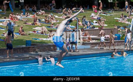 Amburgo, Germania. 24th giugno 2022. Con la temperatura dell'aria a 31 gradi, i visitatori potranno rinfrescarsi nella piscina all'aperto di Kaifu. Credit: Markus Scholz/dpa/Alamy Live News Foto Stock