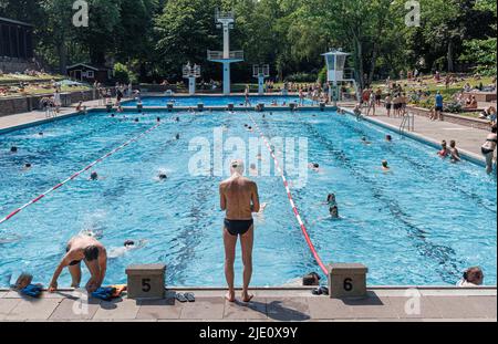 Amburgo, Germania. 24th giugno 2022. Con la temperatura dell'aria a 31 gradi, i visitatori potranno rinfrescarsi nella piscina all'aperto di Kaifu. Credit: Markus Scholz/dpa/Alamy Live News Foto Stock