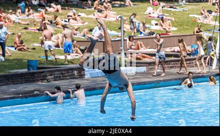 Amburgo, Germania. 24th giugno 2022. Con la temperatura dell'aria a 31 gradi, i visitatori potranno rinfrescarsi nella piscina all'aperto di Kaifu. Credit: Markus Scholz/dpa/Alamy Live News Foto Stock