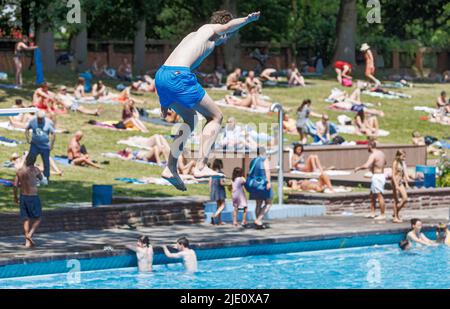 Amburgo, Germania. 24th giugno 2022. Con la temperatura dell'aria a 31 gradi, i visitatori potranno rinfrescarsi nella piscina all'aperto di Kaifu. Credit: Markus Scholz/dpa/Alamy Live News Foto Stock