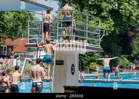 Amburgo, Germania. 24th giugno 2022. Con la temperatura dell'aria a 31 gradi, i visitatori potranno rinfrescarsi nella piscina all'aperto di Kaifu. Credit: Markus Scholz/dpa/Alamy Live News Foto Stock