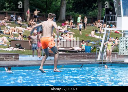 Amburgo, Germania. 24th giugno 2022. Con la temperatura dell'aria a 31 gradi, i visitatori potranno rinfrescarsi nella piscina all'aperto di Kaifu. Credit: Markus Scholz/dpa/Alamy Live News Foto Stock