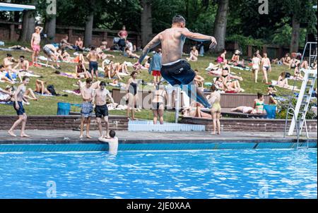 Amburgo, Germania. 24th giugno 2022. Con la temperatura dell'aria a 31 gradi, i visitatori potranno rinfrescarsi nella piscina all'aperto di Kaifu. Credit: Markus Scholz/dpa/Alamy Live News Foto Stock