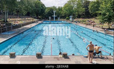 Amburgo, Germania. 24th giugno 2022. Con la temperatura dell'aria a 31 gradi, i visitatori potranno rinfrescarsi nella piscina all'aperto di Kaifu. Credit: Markus Scholz/dpa/Alamy Live News Foto Stock