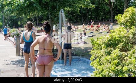 Amburgo, Germania. 24th giugno 2022. Con la temperatura dell'aria a 31 gradi, i visitatori potranno rinfrescarsi nella piscina all'aperto di Kaifu. Credit: Markus Scholz/dpa/Alamy Live News Foto Stock