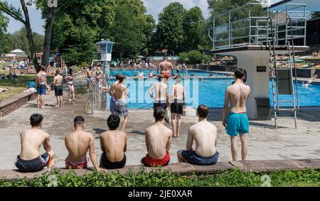 Amburgo, Germania. 24th giugno 2022. Con la temperatura dell'aria a 31 gradi, i visitatori potranno rinfrescarsi nella piscina all'aperto di Kaifu. Credit: Markus Scholz/dpa/Alamy Live News Foto Stock