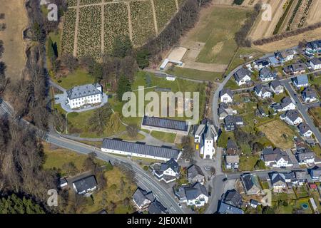 Vista aerea, Schloss Haus Ostwig e chiesa cattolica San Giuseppe in Ostwig, Bestwig, Sauerland, Renania settentrionale-Vestfalia, Germania, Luogo di culto, DE, Foto Stock