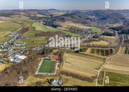 Foto aerea, campo sportivo Ostwig e campi da tennis a Bestwig, Sauerland, Renania settentrionale-Vestfalia, Germania, Bestwig, DE, Europa, campo di calcio, footb Foto Stock