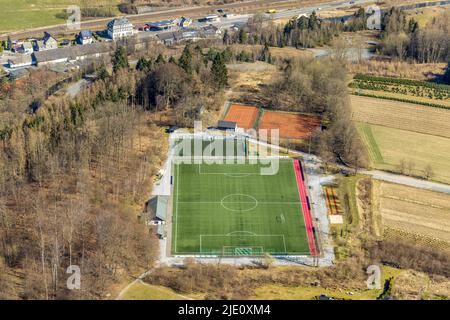 Foto aerea, campo sportivo Ostwig e campi da tennis a Bestwig, Sauerland, Renania settentrionale-Vestfalia, Germania, Bestwig, DE, Europa, campo di calcio, footb Foto Stock