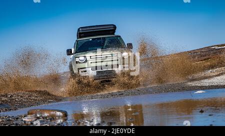 Rybachy, RUSSIA - Maggio 30 2022: Fuoristrada New Land Rover Defender. Land Rover Defender è una serie di veicoli fuoristrada e pick-up britannici. Foto Stock