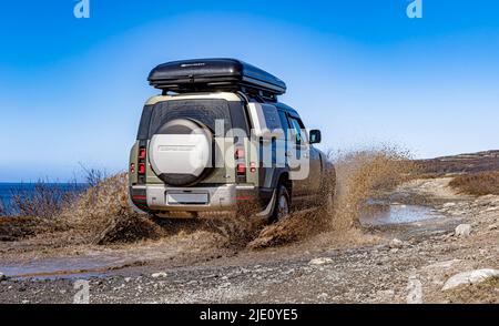 Rybachy, RUSSIA - Maggio 30 2022: Fuoristrada New Land Rover Defender. Land Rover Defender è una serie di veicoli fuoristrada e pick-up britannici. Foto Stock