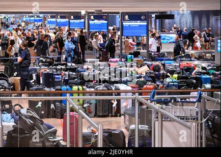 Amburgo, Germania. 23rd giugno 2022. Numerose valigie sono conservate nell'area di ritiro bagagli. Centinaia di valigie, borse e carrozzine sono ancora impilate nell'area di ritiro bagagli dell'aeroporto e solo dopo giorni trovano i loro proprietari. Secondo l'aeroporto, questo è il cosiddetto bagaglio di corsa, che è arrivato ad Amburgo su un volo più tardi del passeggero. Credit: Jonas Walzberg/dpa/Alamy Live News Foto Stock