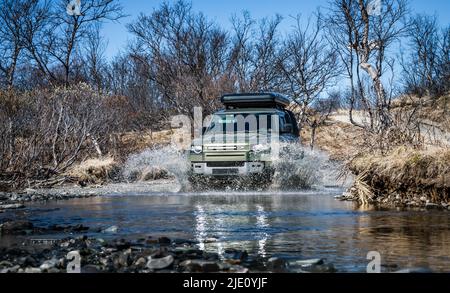 Rybachy, RUSSIA - Maggio 30 2022: Fuoristrada New Land Rover Defender. Land Rover Defender è una serie di veicoli fuoristrada e pick-up britannici. Foto Stock