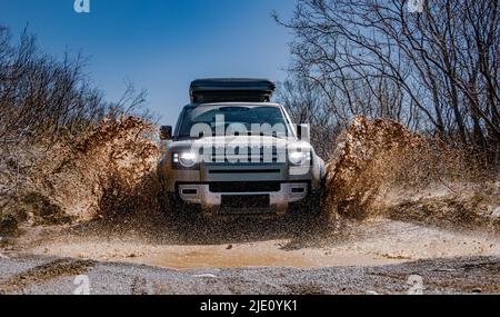 Rybachy, RUSSIA - Maggio 30 2022: Fuoristrada New Land Rover Defender. Land Rover Defender è una serie di veicoli fuoristrada e pick-up britannici. Foto Stock