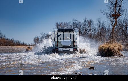 Rybachy, RUSSIA - Maggio 30 2022: Fuoristrada New Land Rover Defender. Land Rover Defender è una serie di veicoli fuoristrada e pick-up britannici. Foto Stock