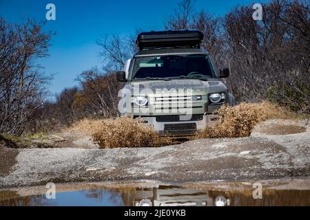 Rybachy, RUSSIA - Maggio 30 2022: Fuoristrada New Land Rover Defender. Land Rover Defender è una serie di veicoli fuoristrada e pick-up britannici. Foto Stock