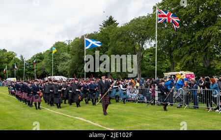 19 giugno 2022. Hazlehead, Aberdeen, Scozia. Questo è il gruppo di tubi massaggiati sul circuito dell'arena degli Aberdeen Highland Games. Foto Stock