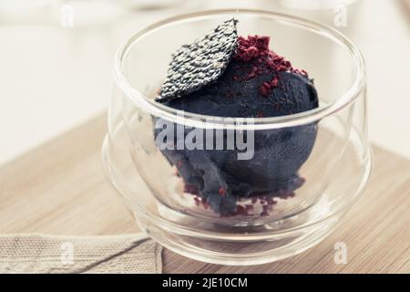 Ciotola di gelato a base di tofu con semi di sesamo nero. Pianta ha basato un vegan completamente Foto Stock