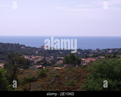 Acqua di colore turchese, temperatura mite, cielo blu e nubi drammatiche, Costa Azzurra, la bellezza della costa azzurra. Foto Stock