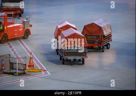 Amburgo, Germania. 23rd giugno 2022. I carrelli per valigie si trovano tra i terminal sul ponte aereo. Credit: Jonas Walzberg/dpa/Alamy Live News Foto Stock