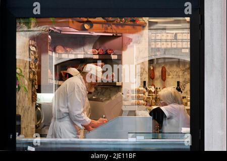 Milano, quartiere di Brera, mostra la bottega del macellaio. Foto Stock