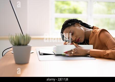 Annoiato Boss Donna addormentata. Dipendente stanco riposante Foto Stock