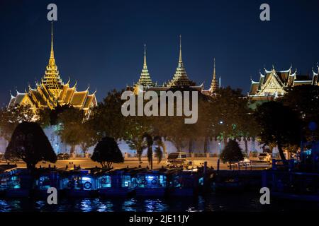 Vista serale del Grand Palace Wat Phra Keaw dal fiume Chao Phraya a Bangkok, Thailandia Foto Stock