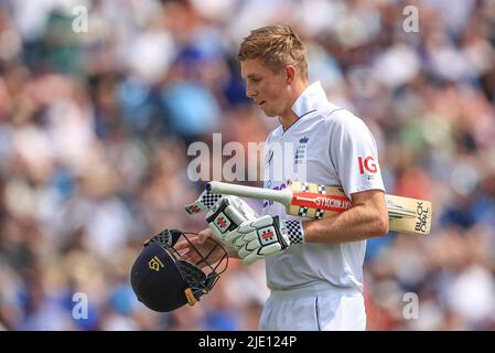 Leeds, Regno Unito. 24th giugno 2022. Zak Crawley d'Inghilterra lascia il campo dopo essere stato bowled da Trent Boult della Nuova Zelanda accreditamento: Notizie immagini /Alamy Live News Foto Stock