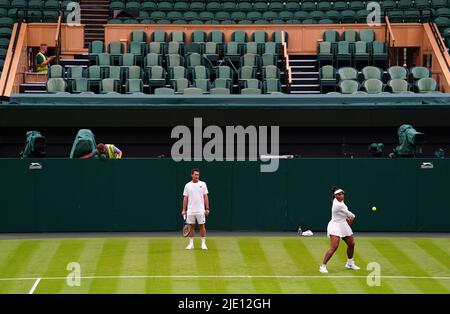 Serena Williams si esercita sul Center Court davanti al campionato Wimbledon 2022 all'All England Lawn Tennis and Croquet Club, Wimbledon. Data foto: Venerdì 24 giugno 2022. Foto Stock