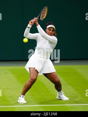 Serena Williams si esercita sul Center Court davanti al campionato Wimbledon 2022 all'All England Lawn Tennis and Croquet Club, Wimbledon. Data foto: Venerdì 24 giugno 2022. Foto Stock