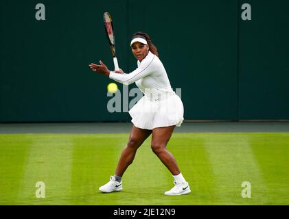 Serena Williams si esercita sul Center Court davanti al campionato Wimbledon 2022 all'All England Lawn Tennis and Croquet Club, Wimbledon. Data foto: Venerdì 24 giugno 2022. Foto Stock