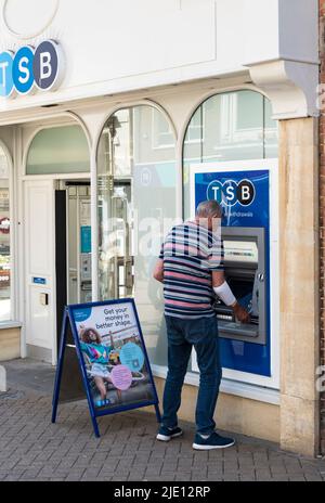 Uomo che prende contanti da TSB ATM High Street Lincoln 2022 Foto Stock