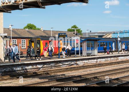 Persone che sbarcano dal treno appena arrivato al binario 2 Lincoln stazione ferroviaria 2022 Foto Stock