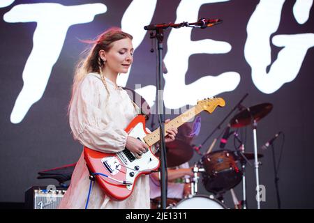 Hester Chambers of Wet leg si esibisce sul Park Stage durante il Glastonbury Festival presso la Worthy Farm di Somerset. Data foto: Venerdì 24 giugno 2022. Foto Stock