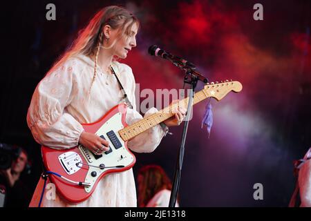 Hester Chambers of Wet leg si esibisce sul Park Stage durante il Glastonbury Festival presso la Worthy Farm di Somerset. Data foto: Venerdì 24 giugno 2022. Foto Stock