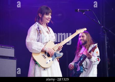 Rhian Teasdale di Wet leg che si esibisce sul palco del Parco durante il Festival di Glastonbury alla Worthy Farm di Somerset. Data foto: Venerdì 24 giugno 2022. Foto Stock