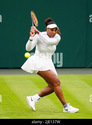 Serena Williams si esercita sul Center Court davanti al campionato Wimbledon 2022 all'All England Lawn Tennis and Croquet Club, Wimbledon. Data foto: Venerdì 24 giugno 2022. Foto Stock